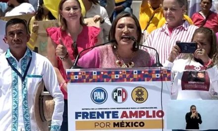Recibe Xóchitl Gálvez constancia que la acredita como responsable del Frente Amplio por México