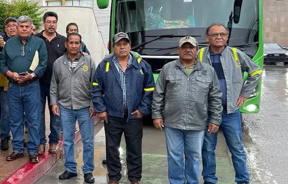 Obreros de AHMSA entregan oficio en la Segob
