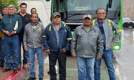 Obreros de AHMSA entregan oficio en la Segob