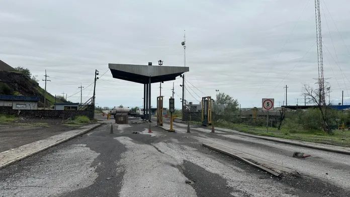Levantan bloqueos en accesos de AHMSA