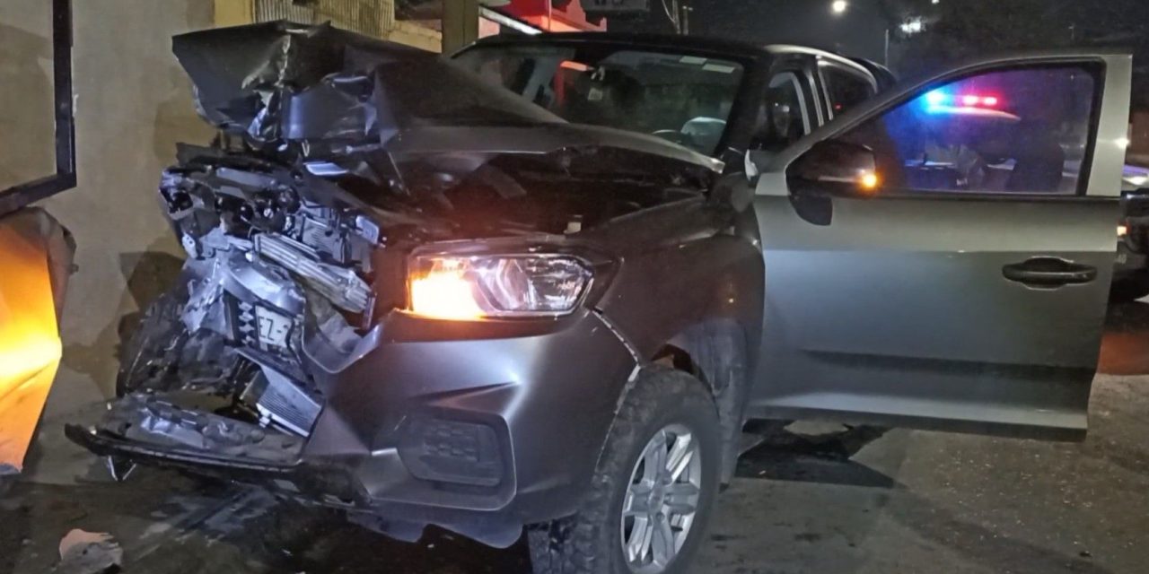 Saltillo: Dormita y choca camioneta estacionada