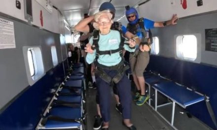 Mujer de 104 años pierde la vida… una semana antes había saltado del paracaídas (video)