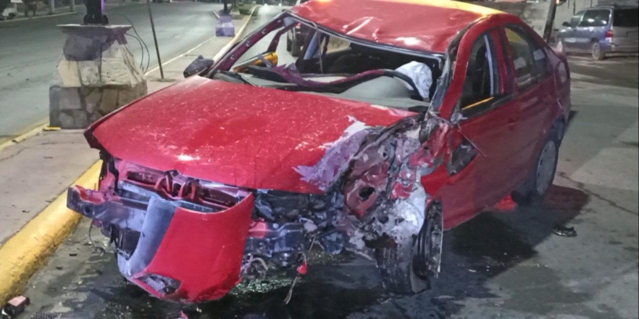 Ebrio vuelca tras chocar con semáforo en Ramos Arizpe