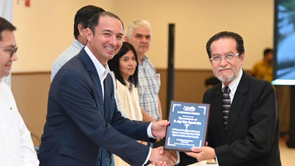 Reconocen a médicos por su trayectoria profesional en Acuña
