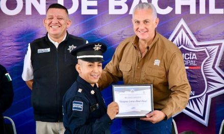 Entregan reconocimientos a policías por su graduación en Torreón