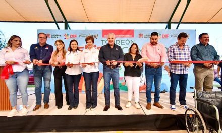 Alcalde de Torreón  inaugura techumbre y lleva brigada a la colonia Monterreal