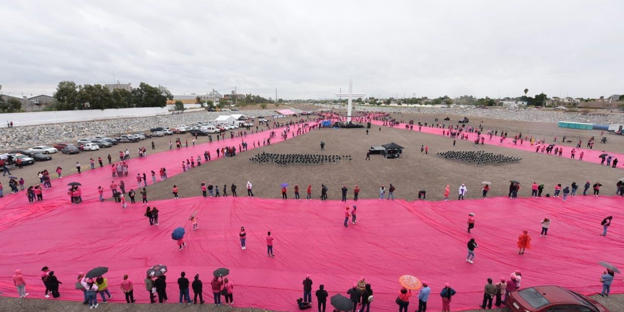 Rompe Torreón récord Guinness con el moño rosa más grande del mundo