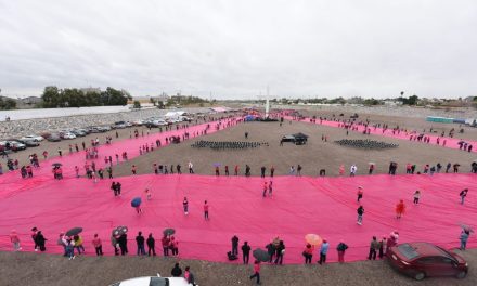 Rompe Torreón récord Guinness con el moño rosa más grande del mundo