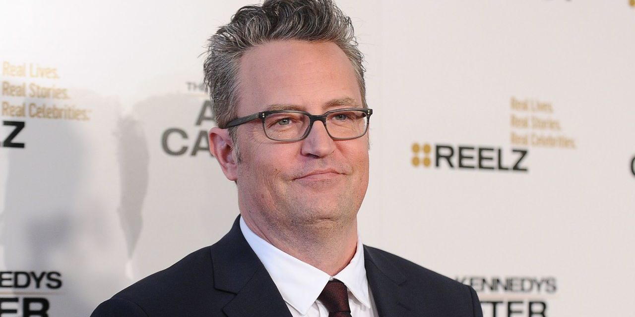 Hallan sin vida a Matthew Perry, quien interpretó a ‘Chandler’ en ‘Friends’