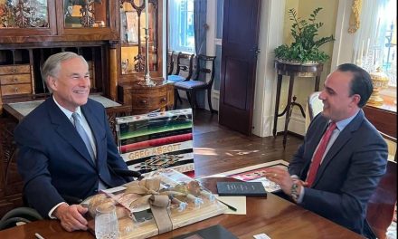 Se reúne Manolo Jiménez con Greg Abbott