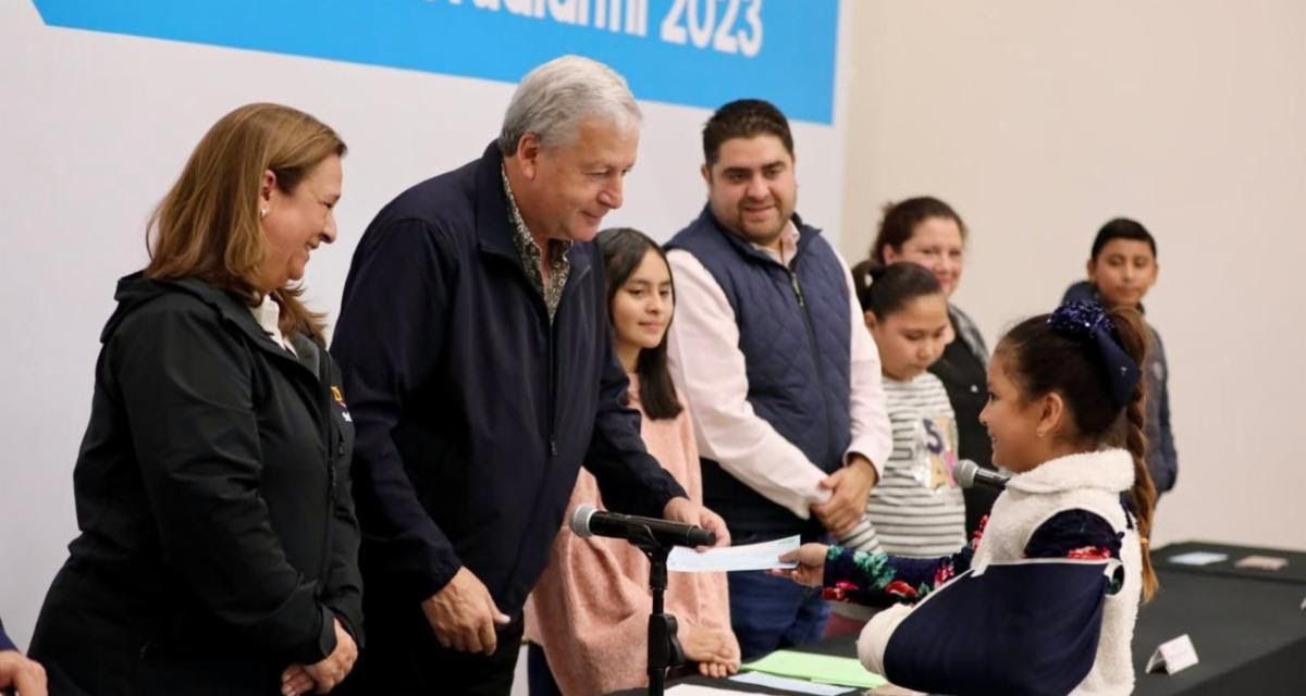 Otorgan más apoyos escolares en Saltillo