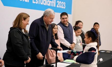 Otorgan más apoyos escolares en Saltillo