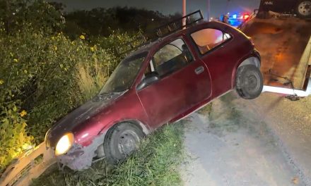 Abandonan carro accidentado en Saltillo