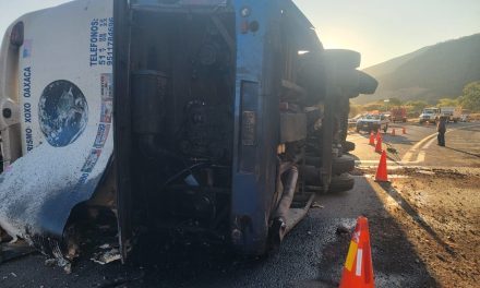 Autobús en la autopista Oaxaca-Cuacnopalan sufre volcadura y mueren 18 migrantes