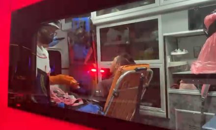 Agresiva conductora le quita derecho de paso en Saltillo
