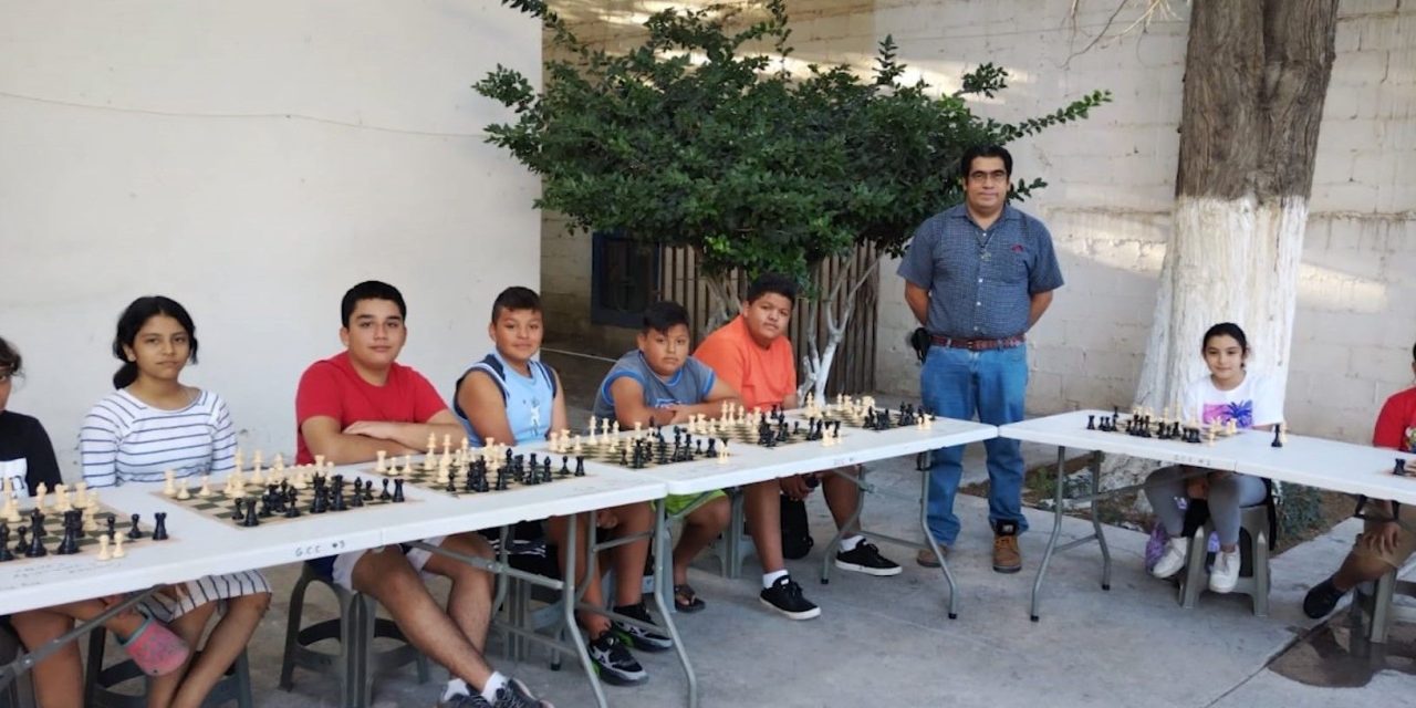 Potencian capacidades de desarrollo infantil en talleres de ajedrez en Parras