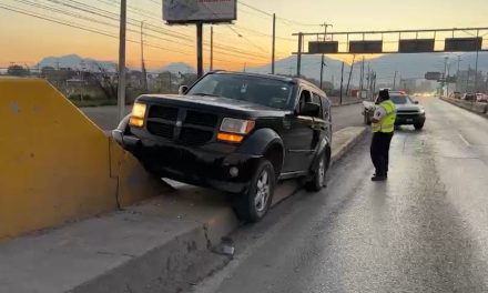 Amanecido conductor se queda atorado en un puente de Saltillo