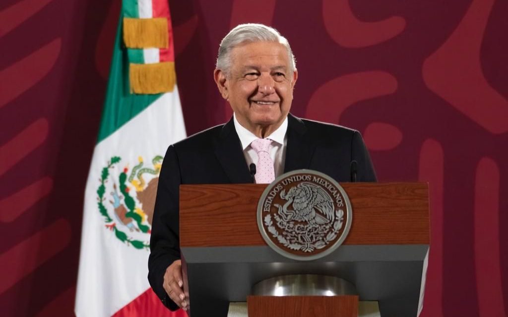 ‘Nada más falta Coahuila’; AMLO celebra que Ministros desecharan controversia para frenar libros de texto