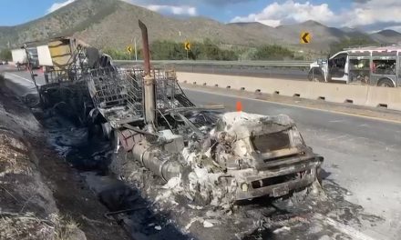 Arde tráiler en la carretera 57