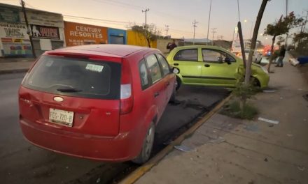 Se le atraviesa carro estacionado en Saltillo