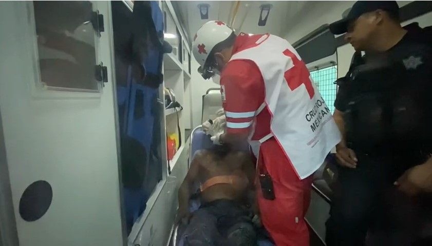 Hombre lanzaba piedras a personas desde un techo en Saltillo y cae de azotea