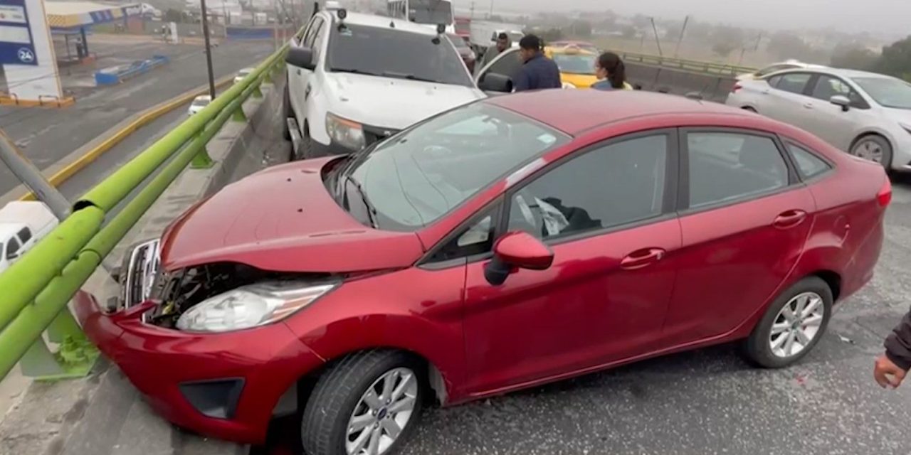 Cambia de carril e impacta a un vehículo en Saltillo