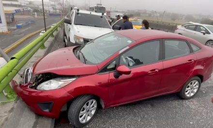Cambia de carril e impacta a un vehículo en Saltillo
