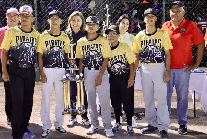Inauguran y premian a ligas de beisbol en Sabinas