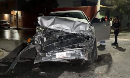 Camioneta se pasa el alto y ocasiona un aparatoso accidente en Saltillo