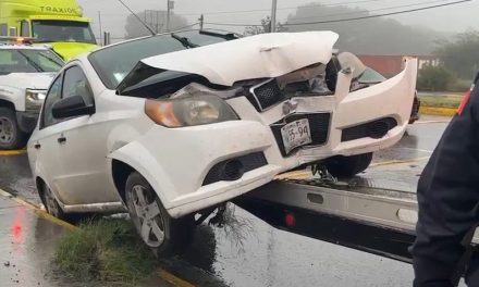 Mujer destruye su vehículo al derribar un poste al sur de Saltillo