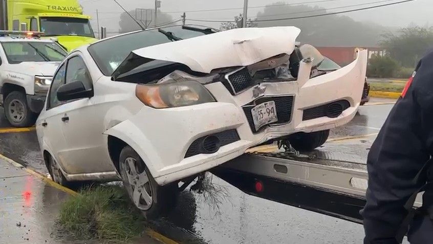 Mujer destruye su vehículo al derribar un poste al sur de Saltillo