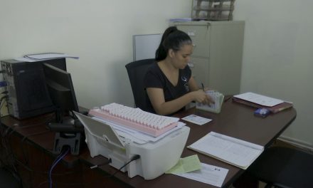 Acuden jóvenes a tramitar media cartilla en Ramos Arizpe