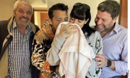 Christian Nodal y Cazzu celebran la llegada de su primogénita