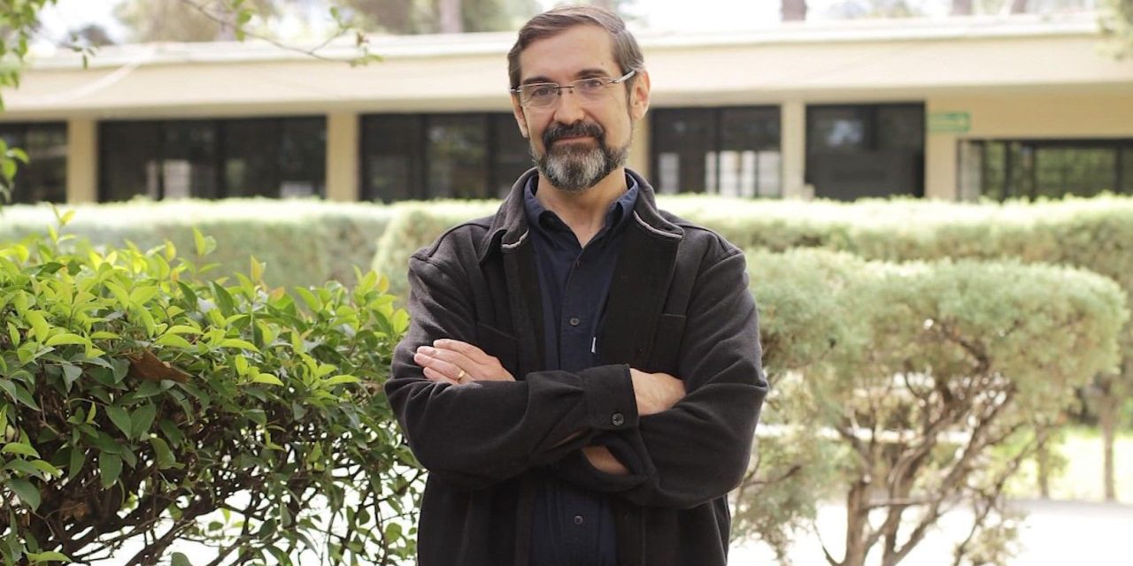 Maestro de la UAdeC publica libro sobre el uso de la IA