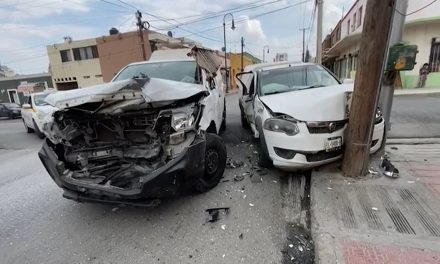 Saltillo: Chocan y ambos alegan luz verde en el semáforo