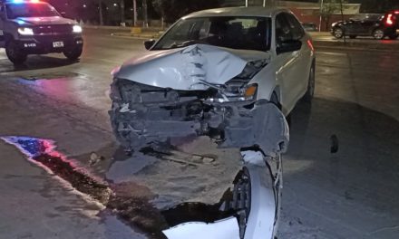 Choca por esquivar otro vehículo en Saltillo y provocó una fuerte fuga de gas