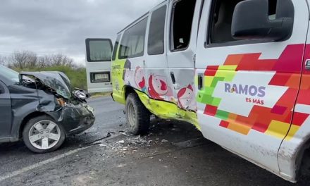 Transporte escolar choca en la carretera libre Saltillo-Torreón
