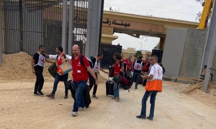 Ingresa el primer equipo médico de la Cruz Roja en Gaza desde el inicio de la guerra