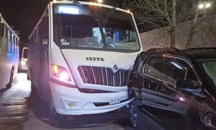 Dormita y golpea autos estacionados en Saltillo