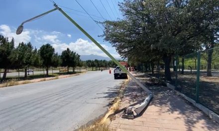Camión de agua purificada se distrae y derriba una luminaria en Saltillo