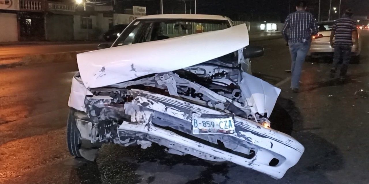 Ebrio taxista retorna sin precaución y causa fuerte choque al sur de la ciudad