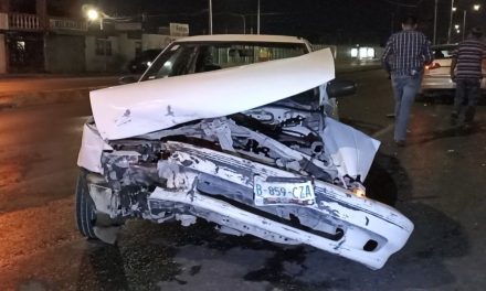 Ebrio taxista retorna sin precaución y causa fuerte choque al sur de la ciudad