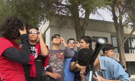 Aprecian saltillenses eclipse solar anular