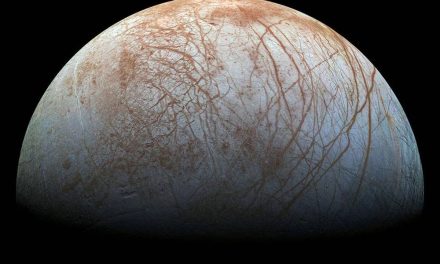 Europa, la luna de Júpiter, con agua y CO2