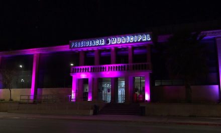 Se ilumina de rosa la Presidencia Municipal de Saltillo