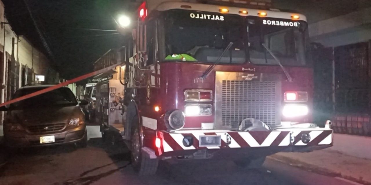 Incendio consume vivienda en el centro de Saltillo