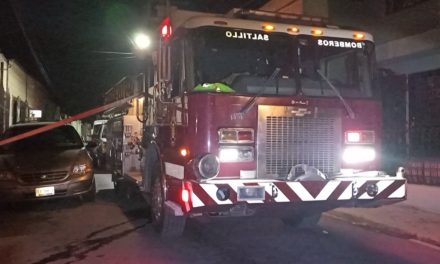 Incendio consume vivienda en el centro de Saltillo