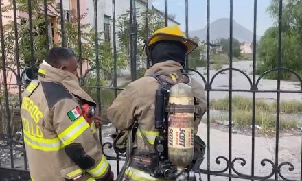 Incendio en bodegas abandonadas de Saltillo moviliza a elementos de bomberos