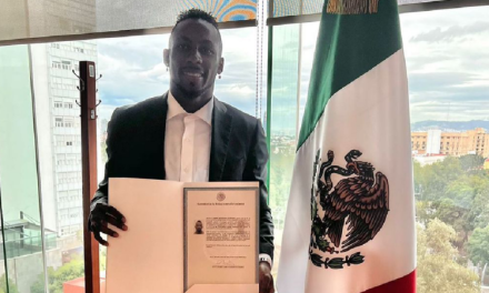 ¡Hermano, ya eres mexicano! Julián Quiñones recibió su carta de naturalización