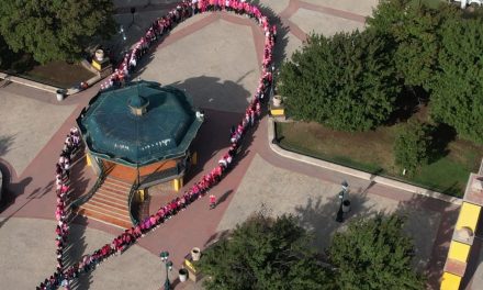 Forman lazo rosa humano en Ramos Arizpe